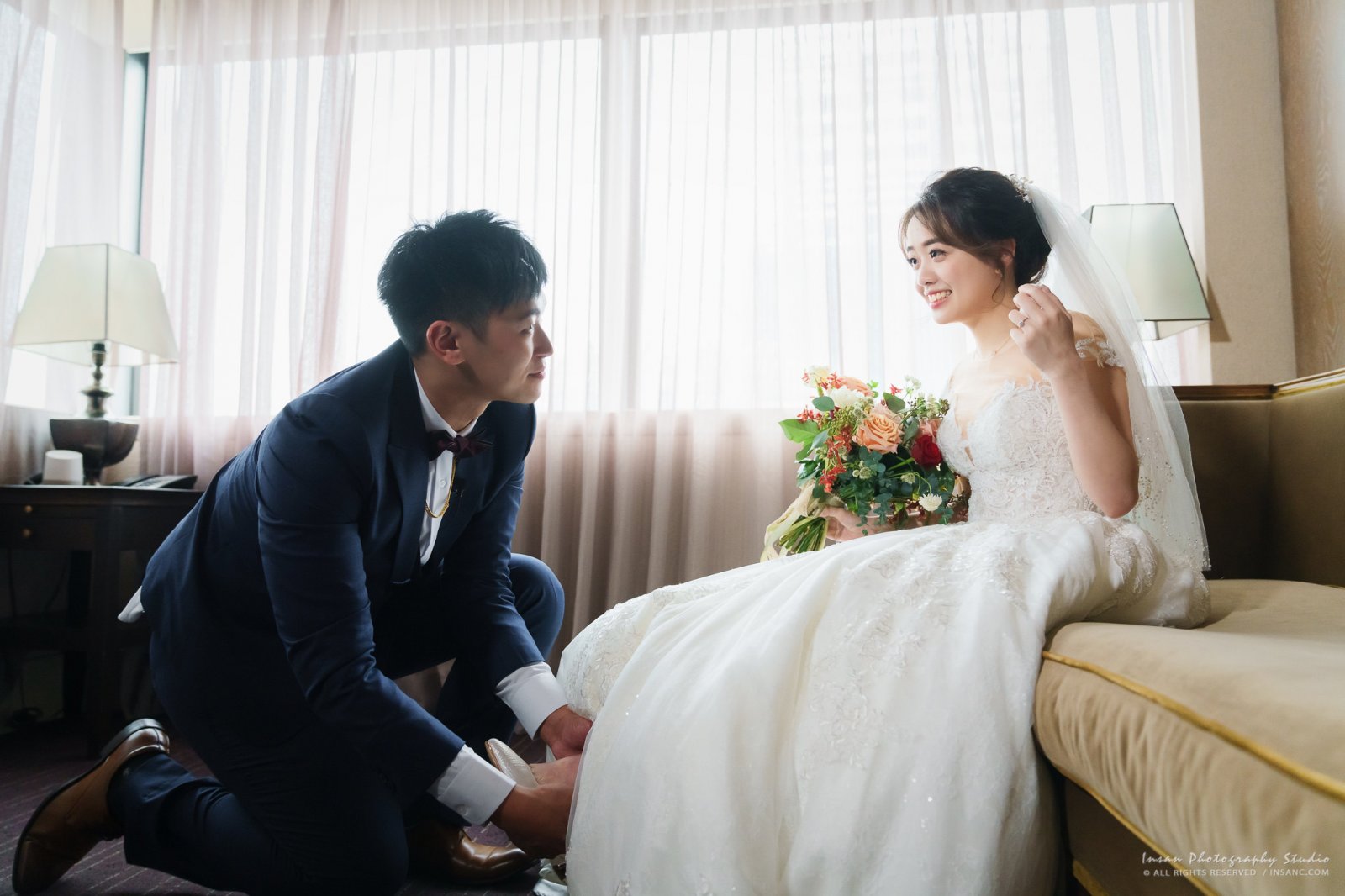 婚攝英聖-君品迎娶儀式幫新娘穿鞋