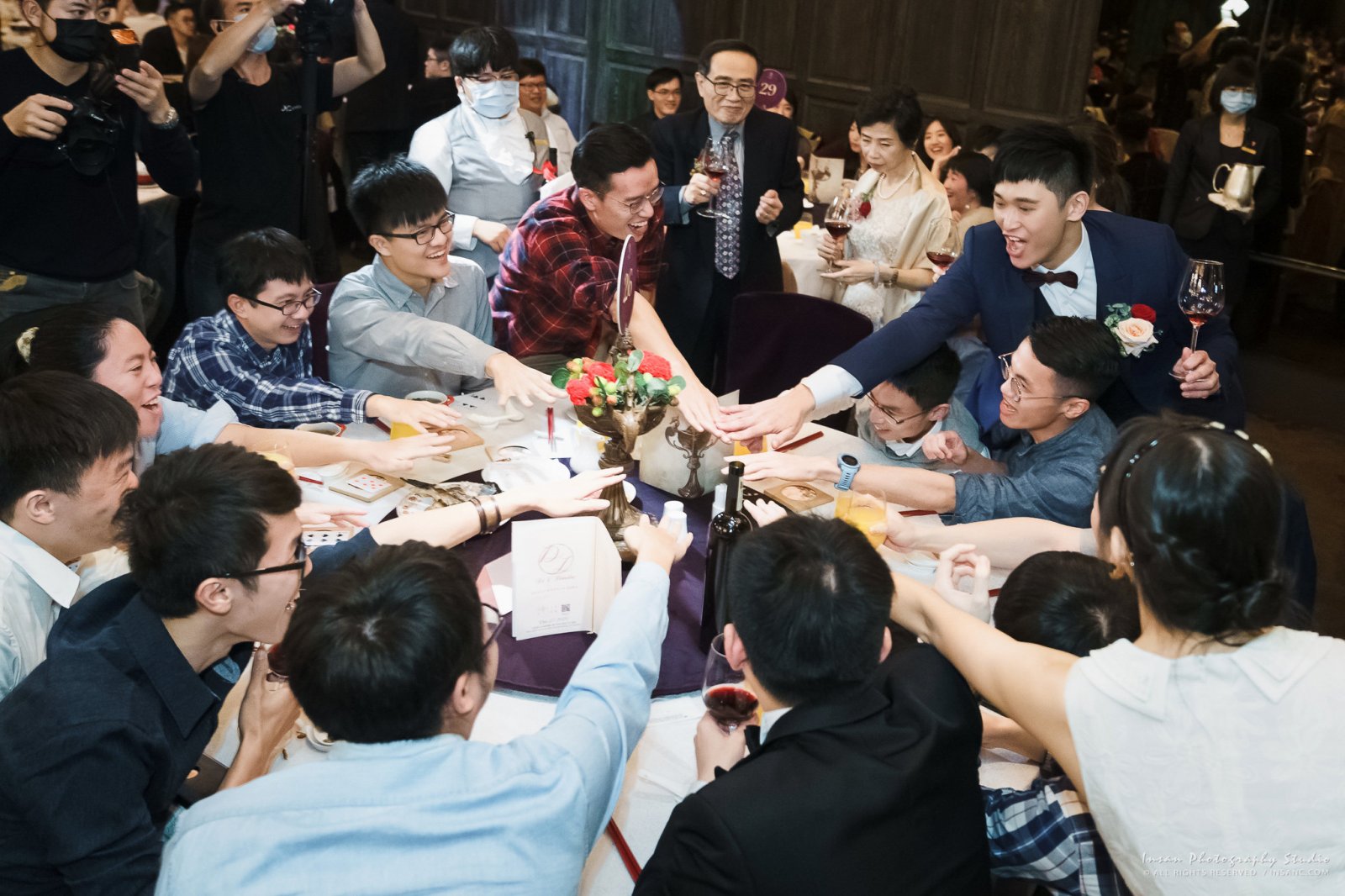 婚攝英聖-君品宴客新郎與好友生動畫面