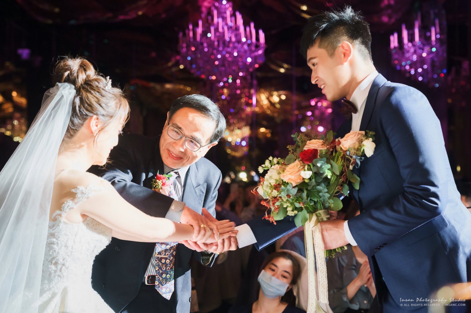 婚攝英聖-君品婚宴新娘父親感動交手