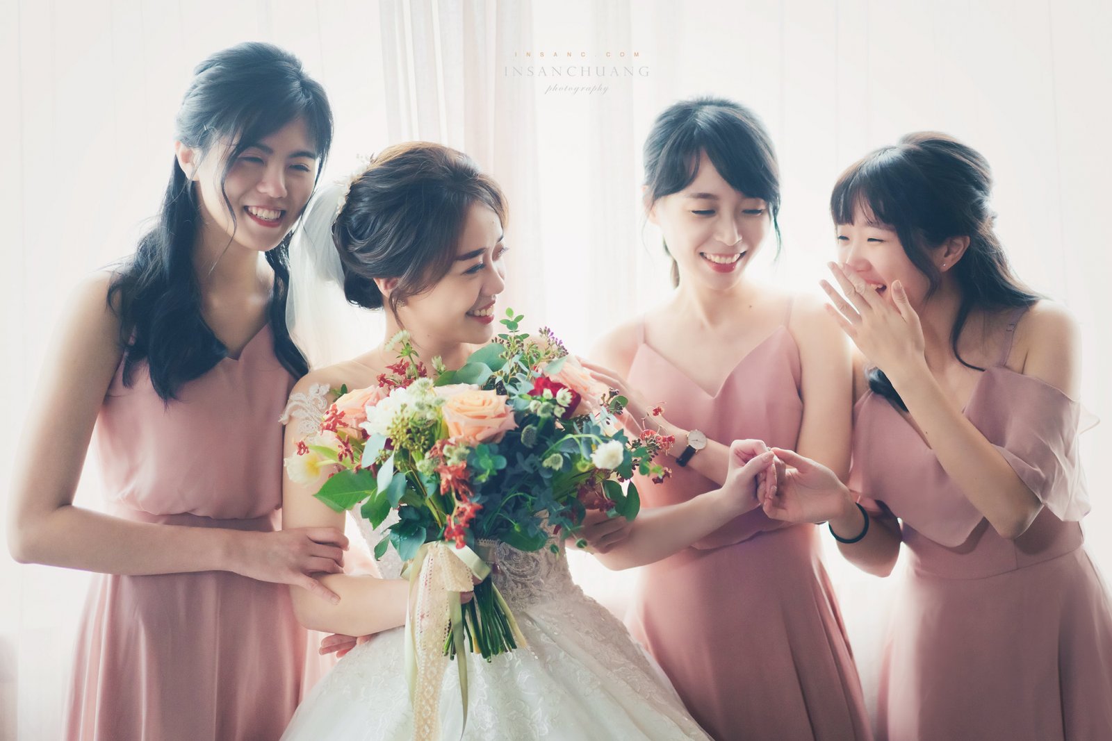 婚攝英聖-新娘閨蜜姐妹自然互動