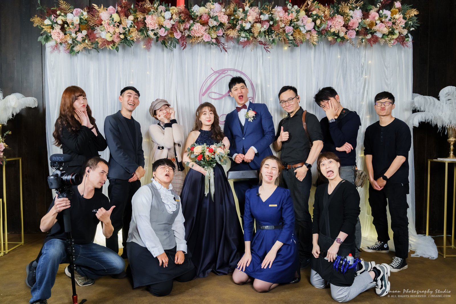 婚攝英聖-君品婚宴新人與工作人員搞笑大合照