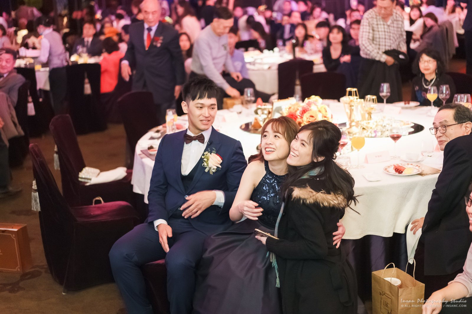 婚攝英聖-君品宴客新娘與好友生動畫面