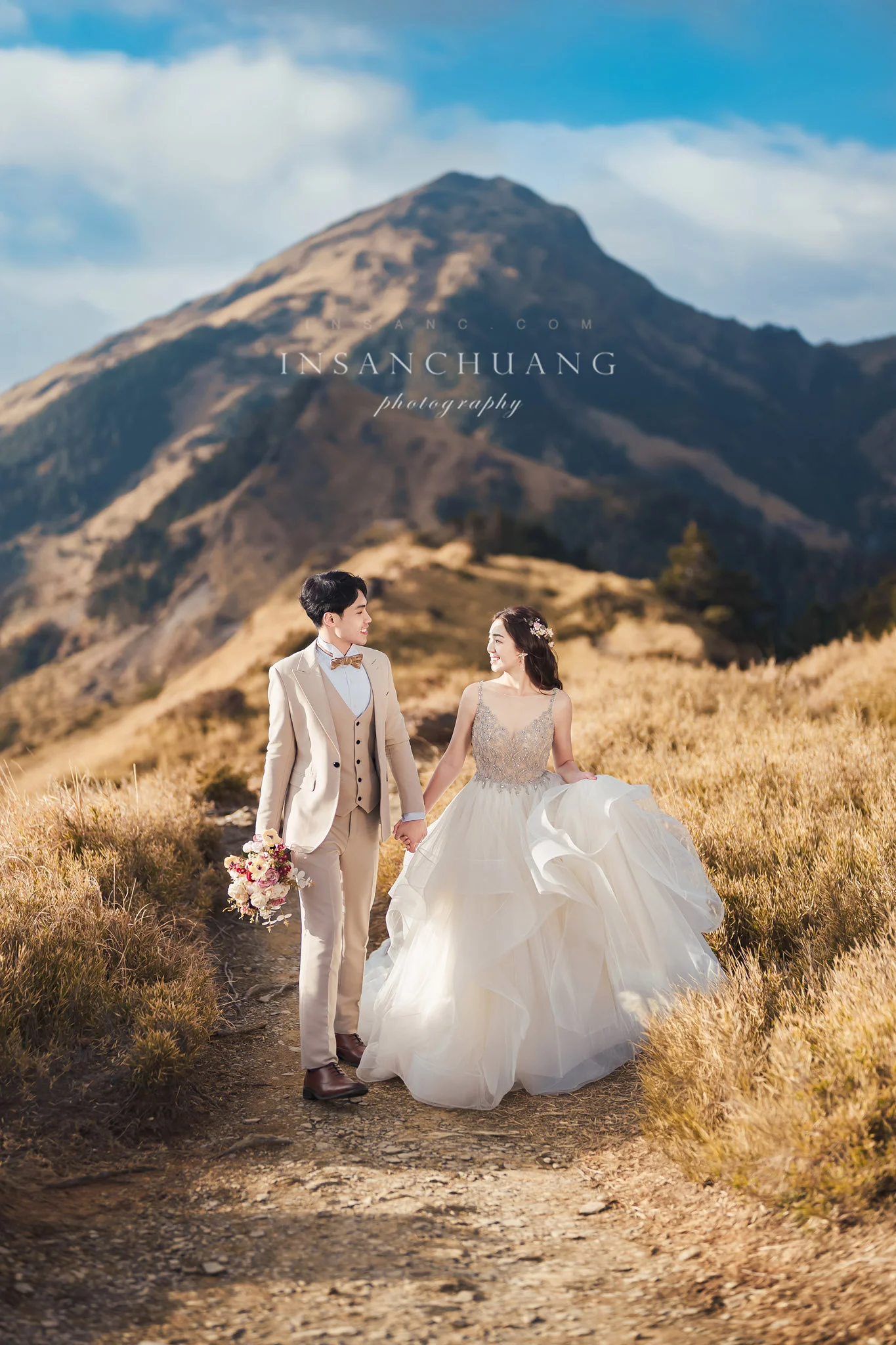 和櫻花的浪漫相遇：小藍+佳穎的高山婚紗-造型:朵咪 婚攝英聖