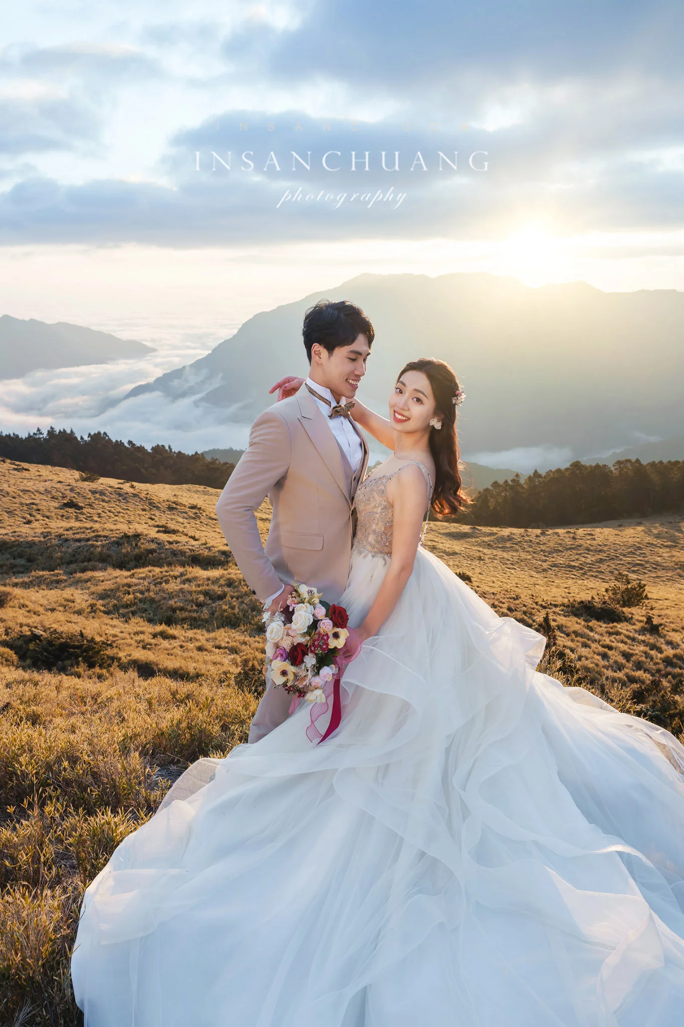 和櫻花的浪漫相遇：小藍+佳穎的高山婚紗-造型:朵咪 婚攝英聖