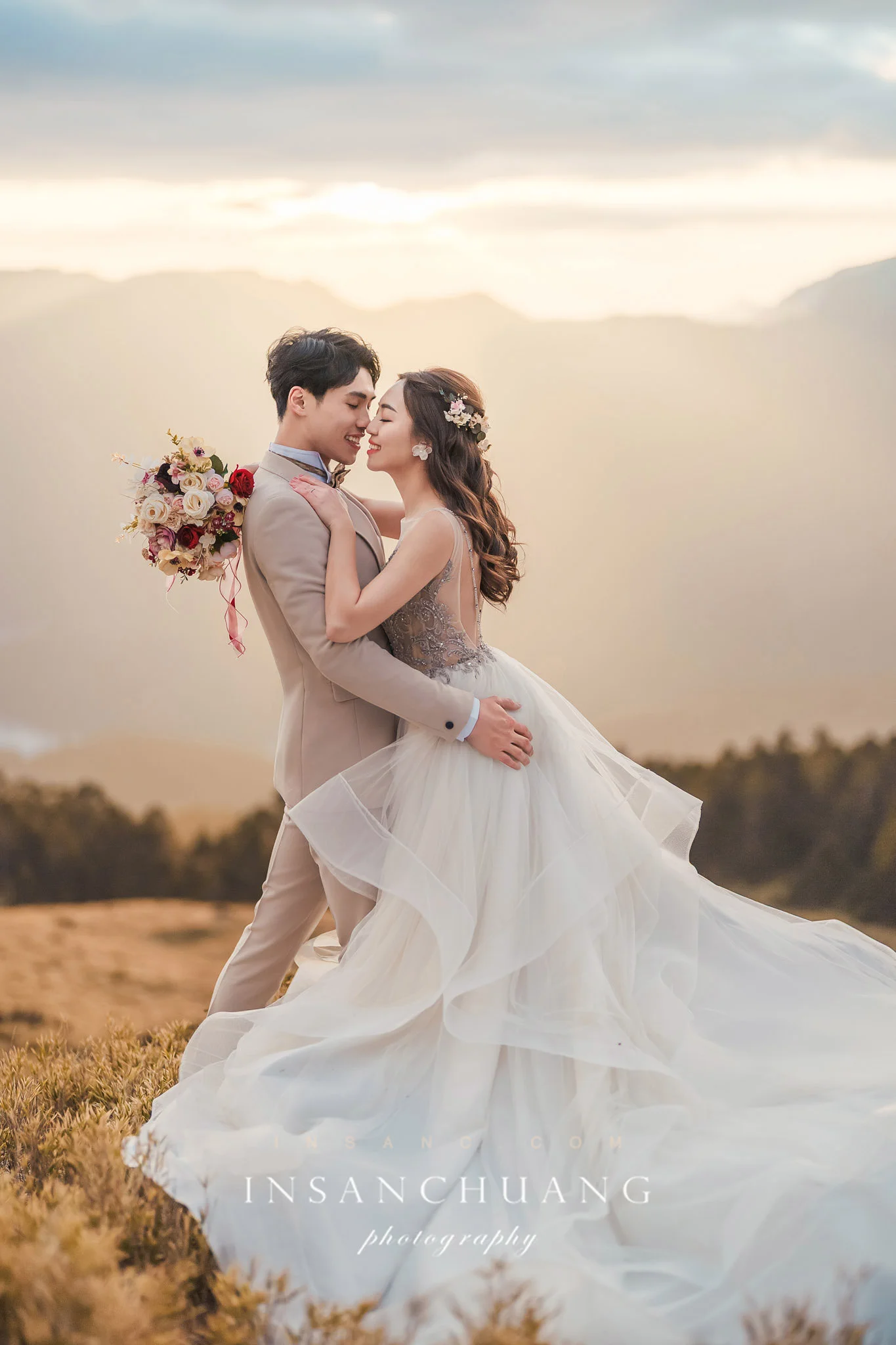 和櫻花的浪漫相遇：小藍+佳穎的高山婚紗-造型:朵咪 婚攝英聖