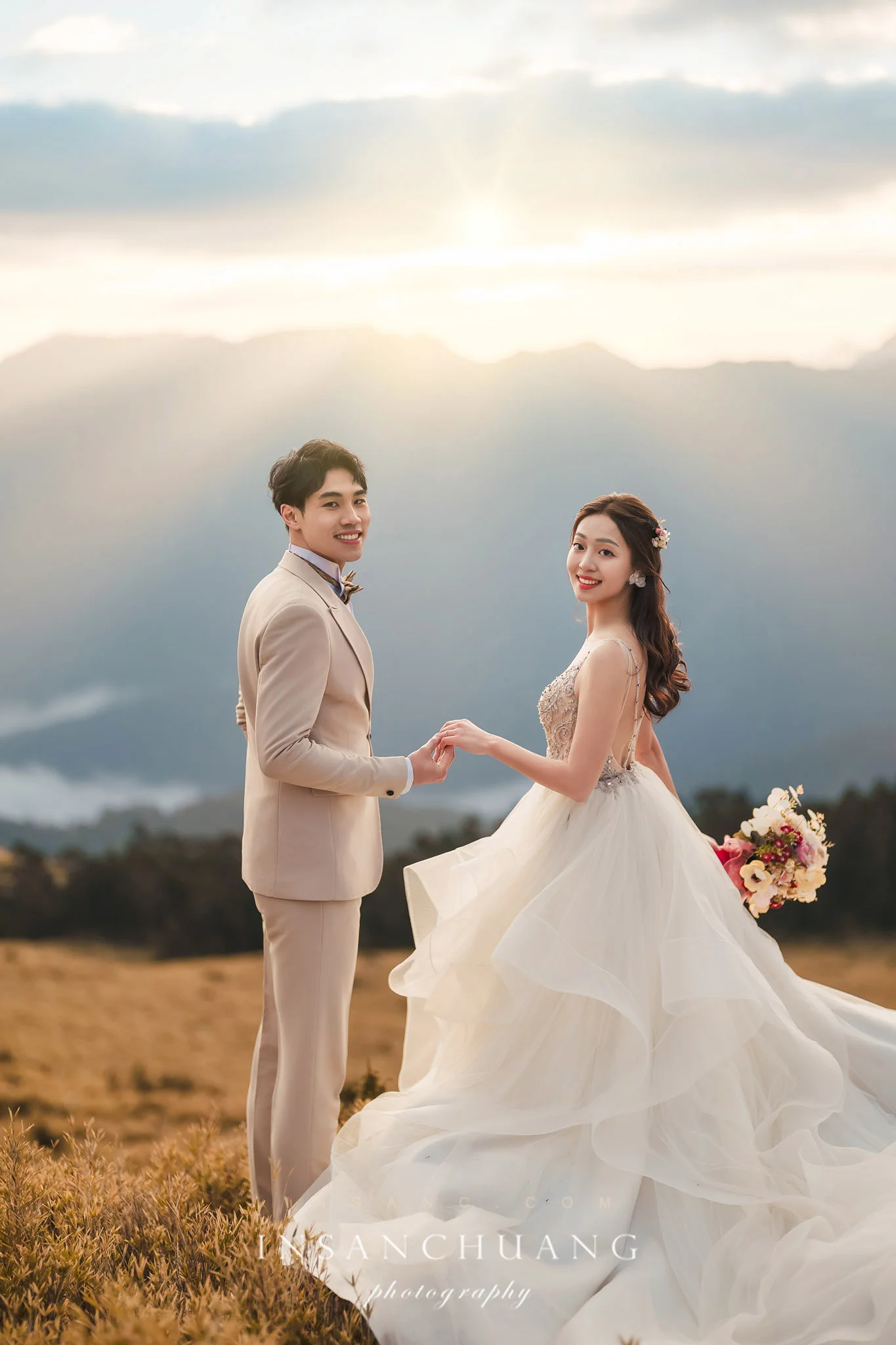 和櫻花的浪漫相遇：小藍+佳穎的高山婚紗-造型:朵咪 婚攝英聖
