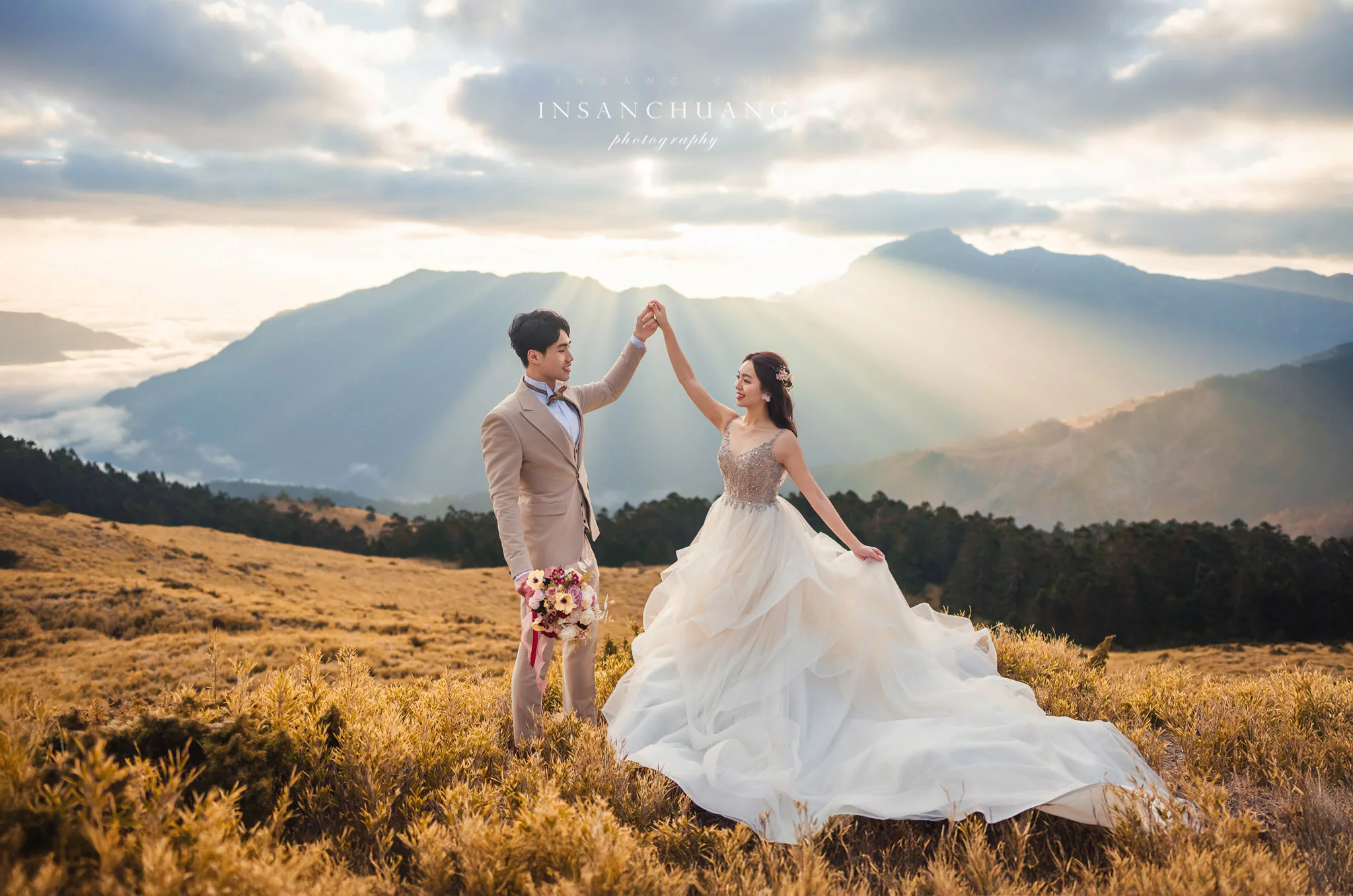 和櫻花的浪漫相遇：小藍+佳穎的高山婚紗-造型:朵咪 婚攝英聖